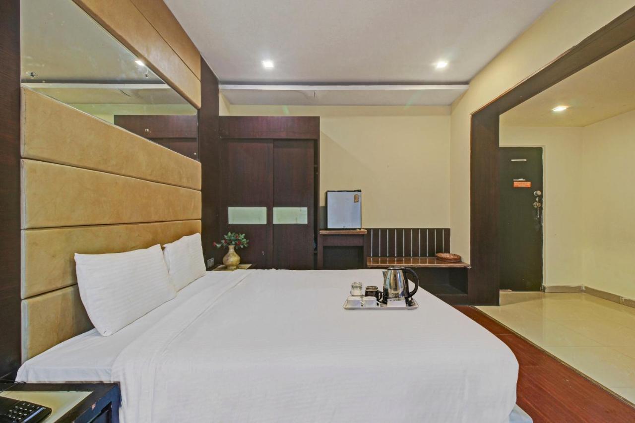 Oyo Townhouse 707 Grand Krishna Hotel Hyderabad Bagian luar foto