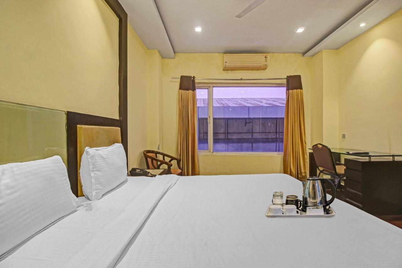 Oyo Townhouse 707 Grand Krishna Hotel Hyderabad Bagian luar foto